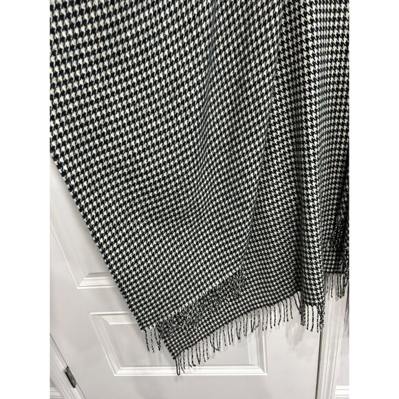 Maggie Barnes Houndstooth Fringed Poncho - Picture 4 of 8